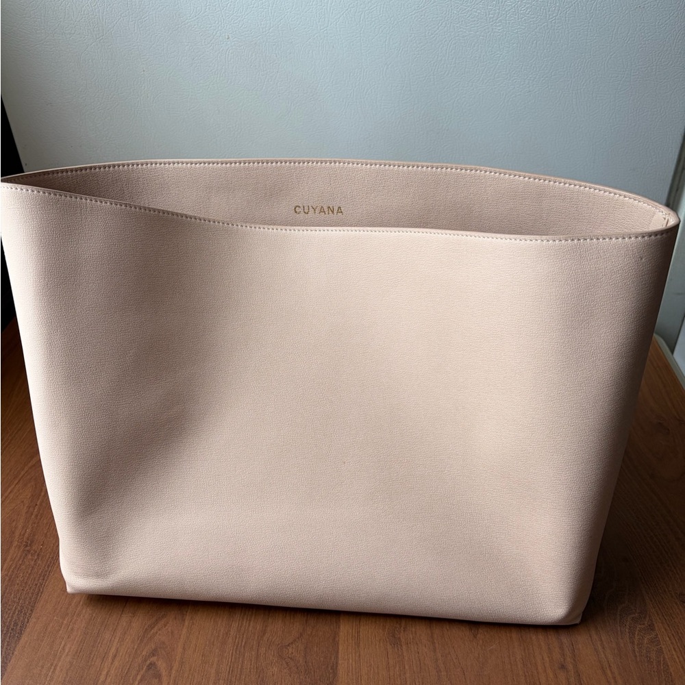 Size Large, Blush pink color, Cuyana insert